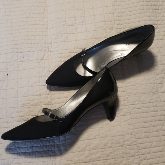 Stunning black patent leather and suede pumps. - Picture 3 of 5
